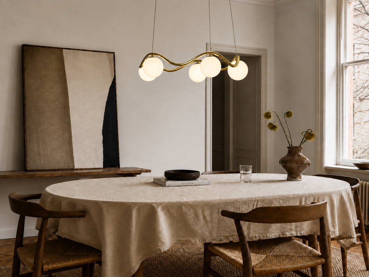 Circle of Life lysekrone i messing over spisebord – Rebello Decor