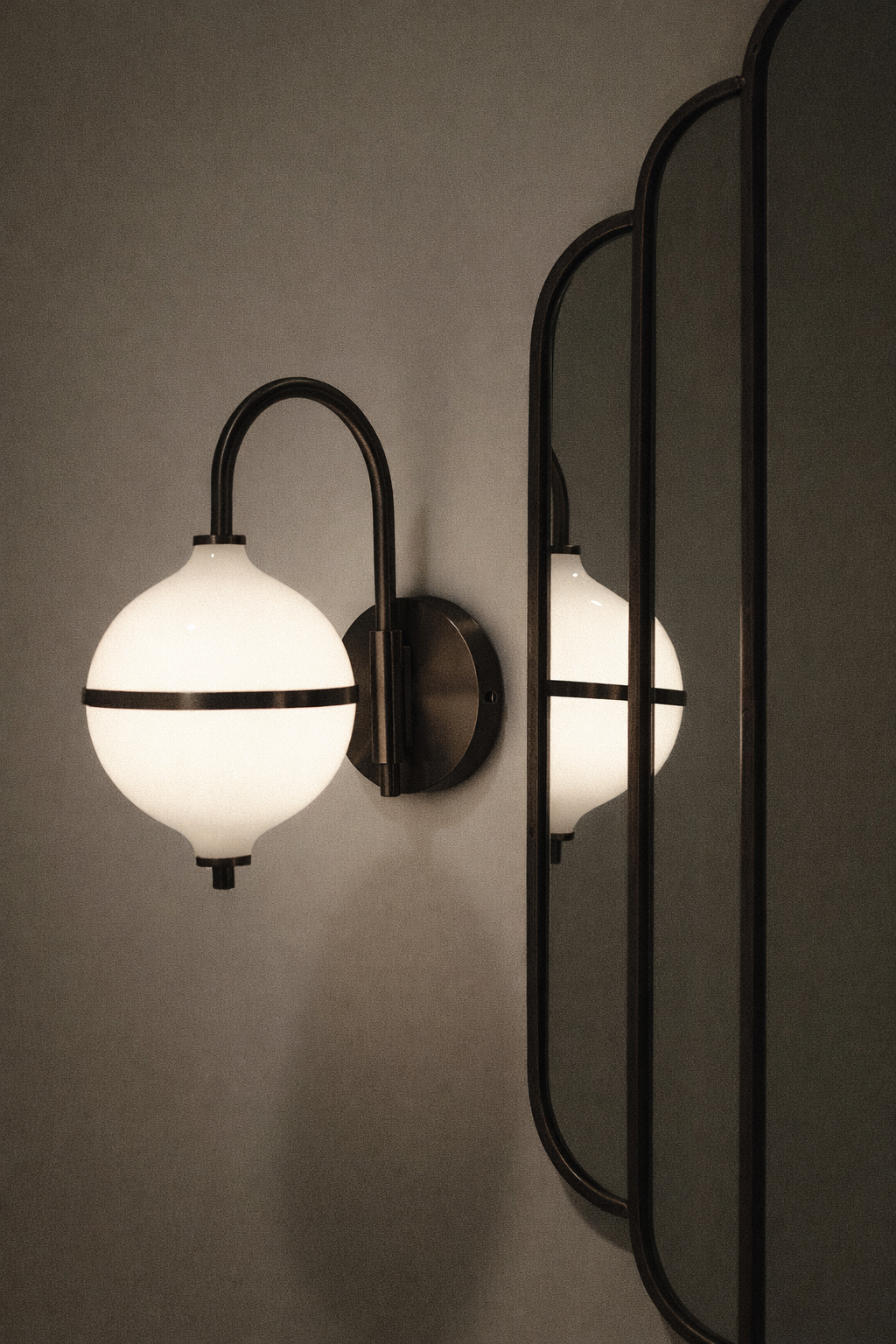 Eternal Moonlight Wall Ø15 cm i bruneret messing og mundblæst opalglas [variant:57047777935692]